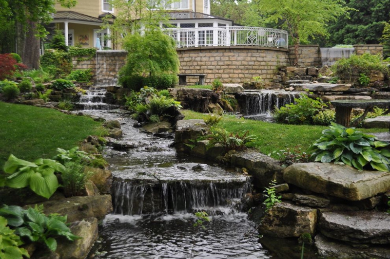 paysagiste-FORCALQUEIRET-min_landscaping-rock-louisville-ky-traditional-landscape-and-boulders-brick-wall-bushes-grass-koi-law